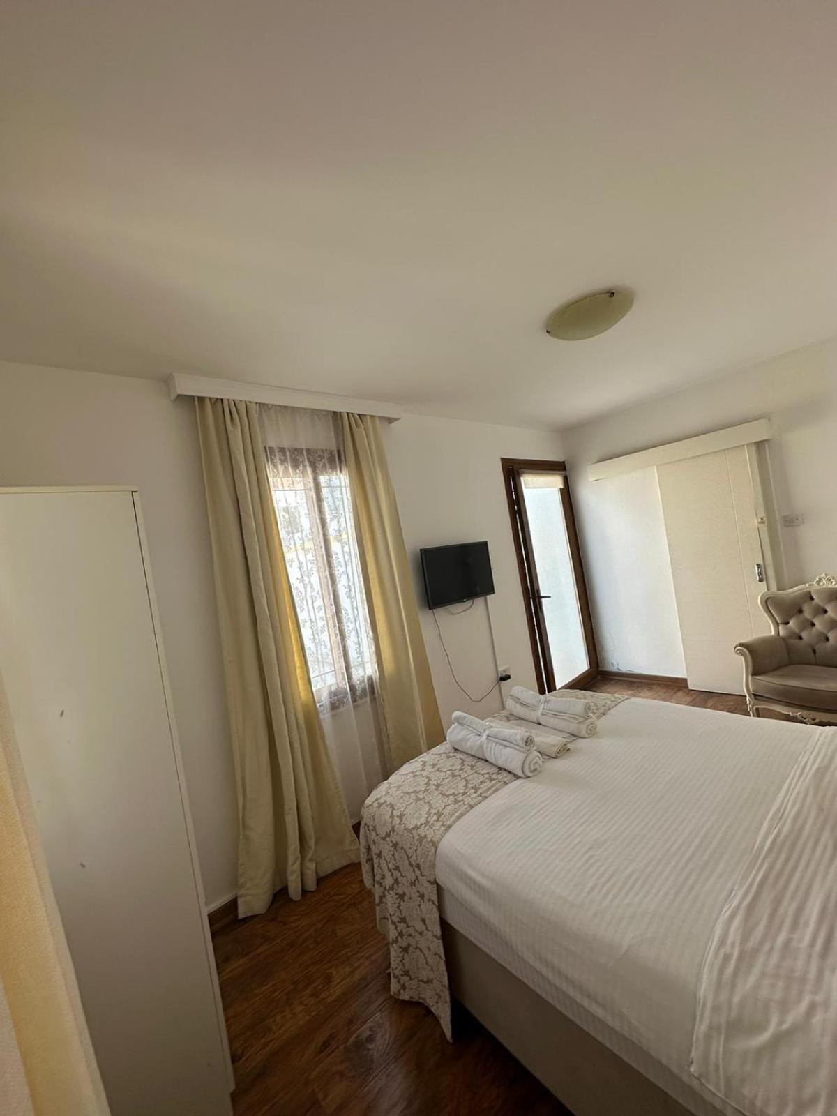 Lord'S Residence Boutique Hotel كيرينيا المظهر الخارجي الصورة