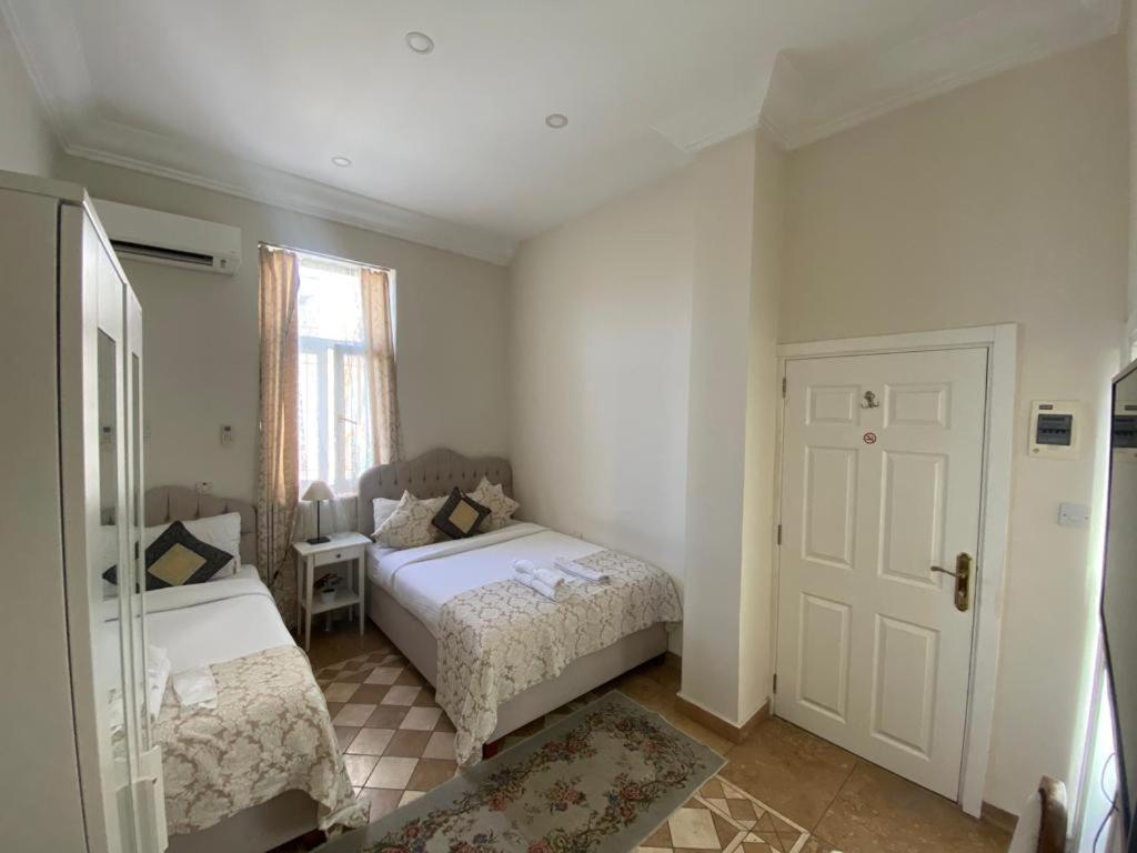 Lord'S Residence Boutique Hotel كيرينيا المظهر الخارجي الصورة